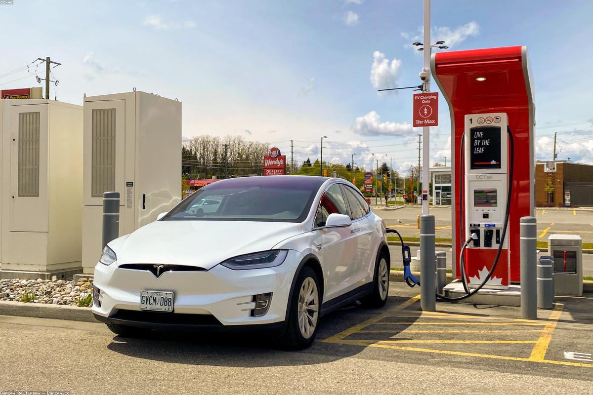 Auto elettriche in ricarica presso una stazione di ricarica rapida italiana