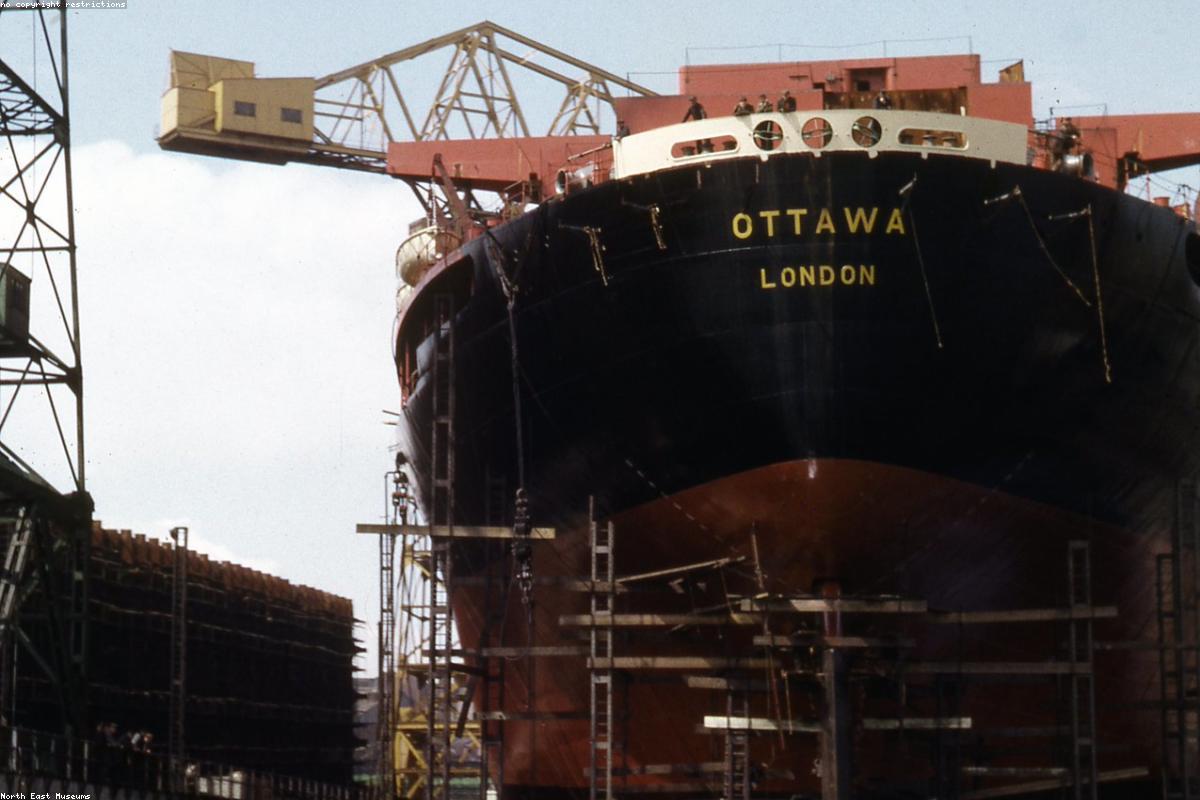 Cantiere di costruzione infrastrutturale in Italia, gru e strutture in acciaio