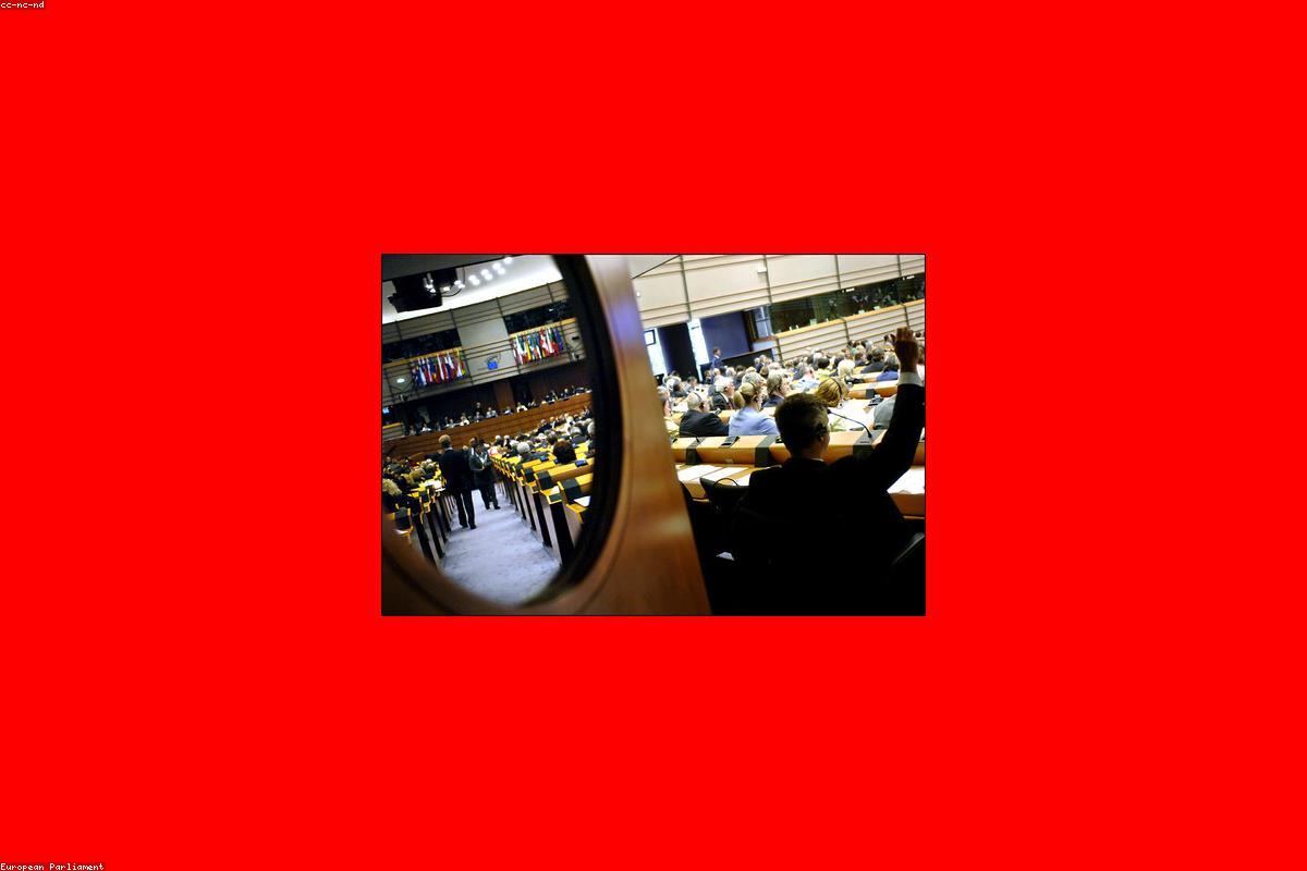Bandiere dell'Unione Europea e del Parlamento Europeo a Bruxelles