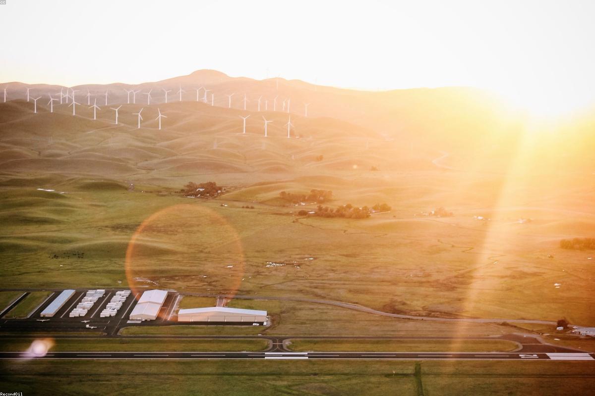 Pannelli solari su colline della campagna italiana, fonti di energia rinnovabile