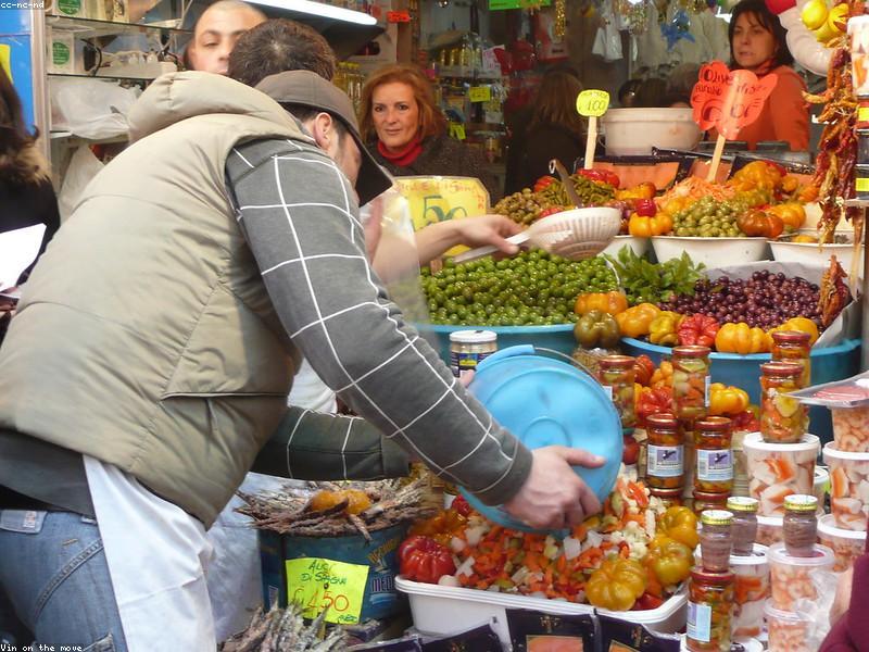 Mercato alimentare di strada a Napoli, bancarelle colorate