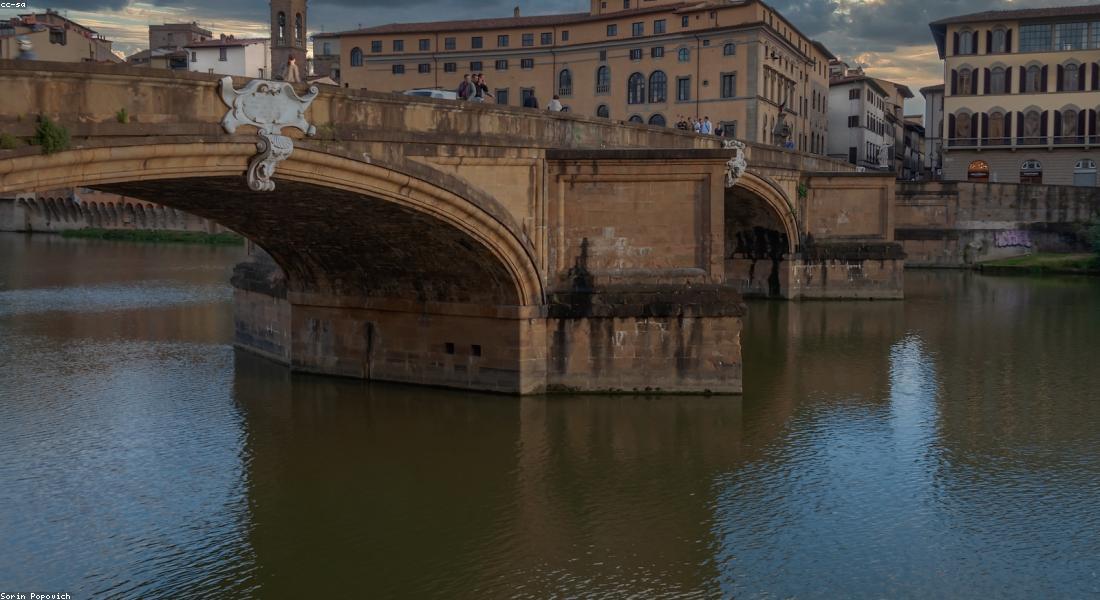 Ponte Vecchio sul fiume Arno a Firenze al mattino presto